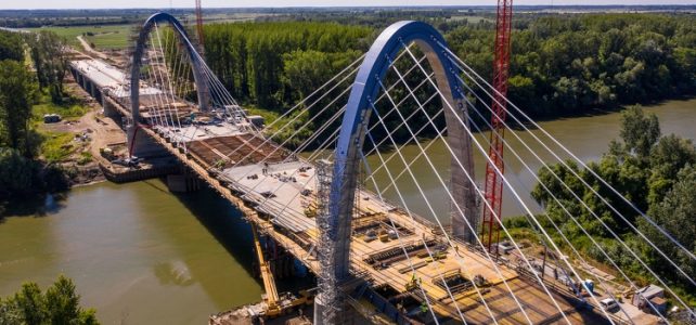 Már a mederhíd pályalemezét építik az Európában egyedülálló Tisza-hídon