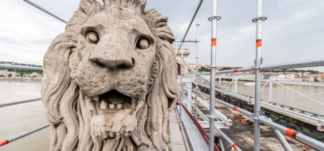 Lánchíd-felújítás: már szállítják az első oroszlánszobrot a restaurátor-műhelybe