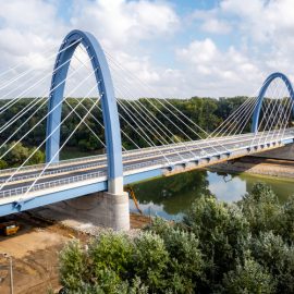 Újabb esemény az épülő Tisza-hídon: sor került a hagyományos hordógurításra