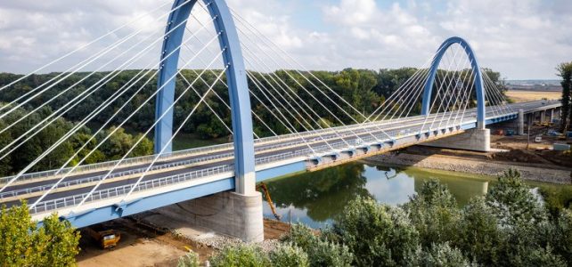 Európában egyedülálló szerkezetű híddal épült meg az M44 újabb szakasza