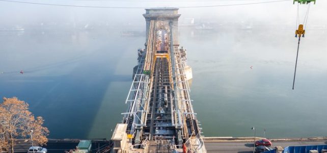 Így zárja az évet a Lánchíd: helyére került a két hídpillér közötti utolsó pályatábla