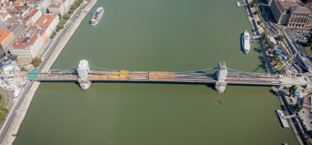 Már teljes hosszában végig lehet sétálni a Lánchídon: megépült az új acél pályaszerkezet