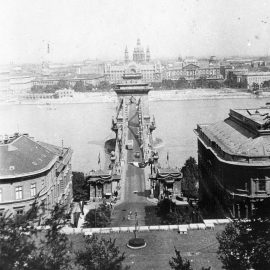 A hídon a rendszeres autóbusz-közlekedés 1924. október 24-én indult meg