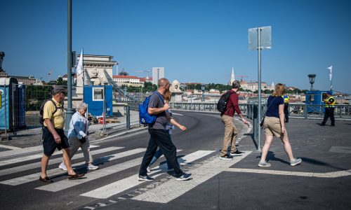 Lánchíd-felújítás: előbb visszakapták a gyalogosok a Széchenyi István tér felőli járdákat
