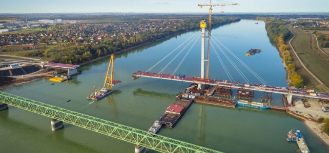 Impozánsan emelkedik a Duna felett a komáromi híd - galéria