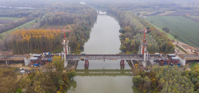 Látványos videón az Európában is egyedülálló szerkezetű tiszaugi híd építése